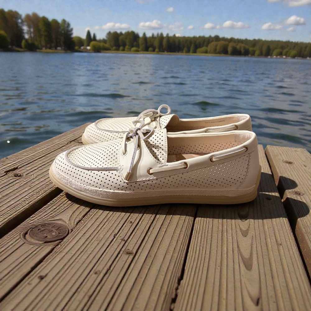 Dolce Vita White Leather Doris Perforated Boat Shoes. New.